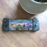 Motorola Edge+ bên trong tay cầm chơi game Razer Kishi v2, minh họa trải nghiệm chơi game di động chuyên nghiệp.