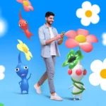 Người đàn ông đi bộ dùng điện thoại chơi game Pikmin Bloom với nhân vật và hoa hoạt hình xung quanh