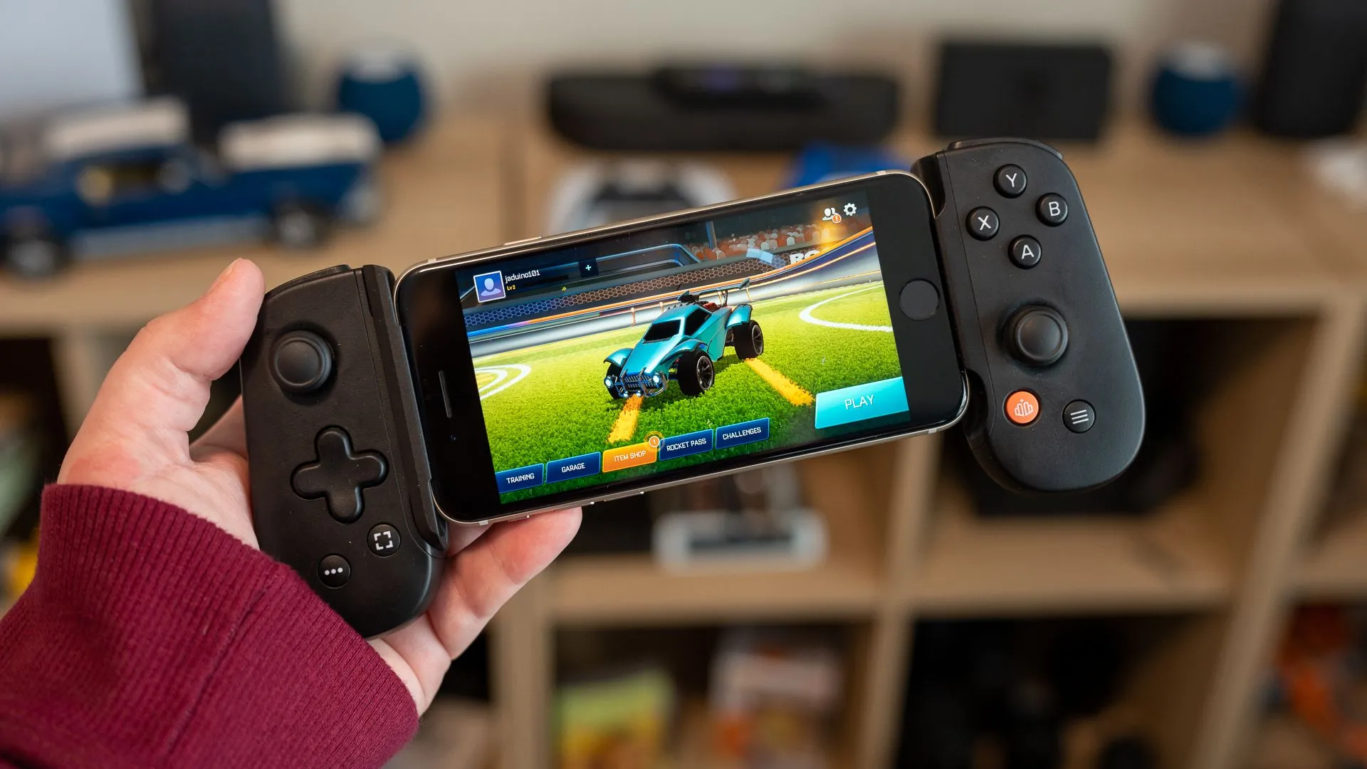 Người đang chơi game bằng tay cầm Backbone gắn vào iPhone, tận hưởng trải nghiệm giải trí tiện lợi
