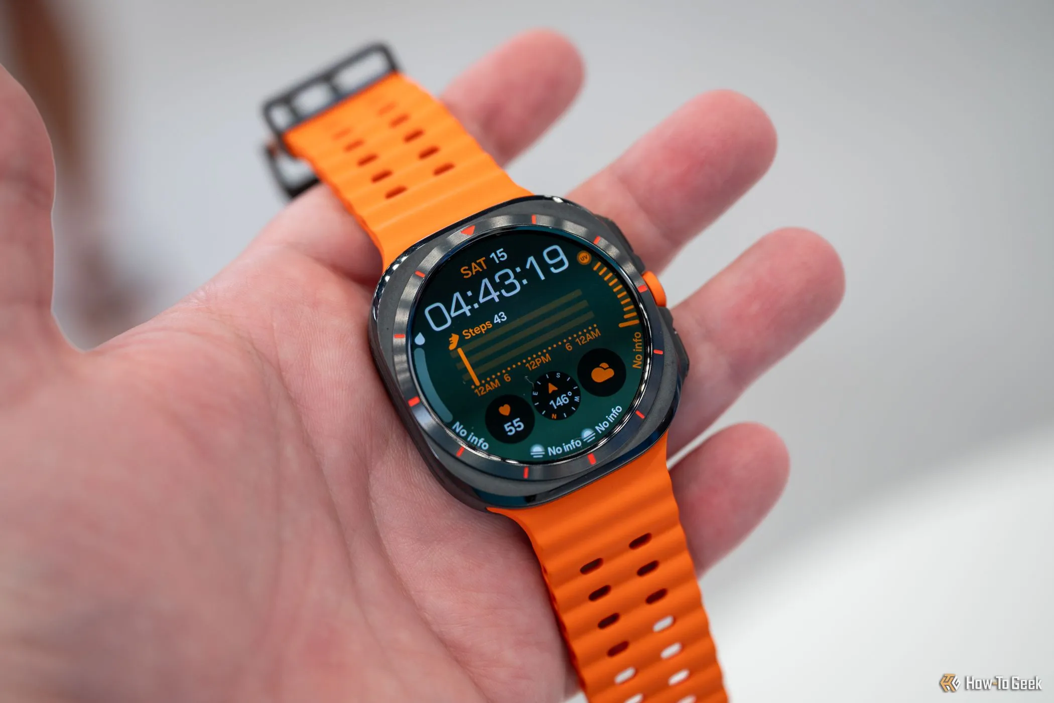 Người đang đeo chiếc đồng hồ thông minh Samsung Galaxy Watch Ultra màu đen trên cổ tay