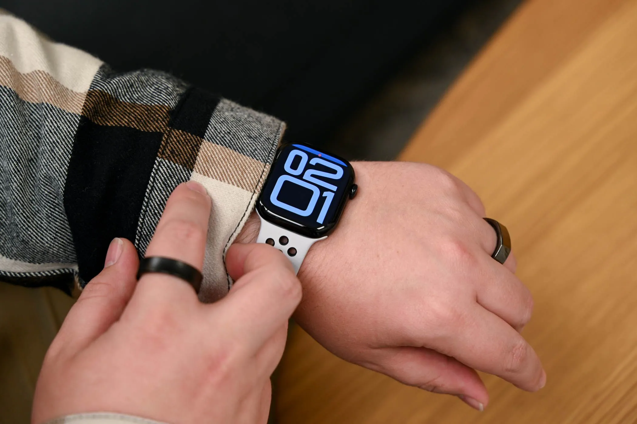 Người đeo đồng hồ Apple Watch Series 10 trên cổ tay, thể hiện thiết kế sang trọng