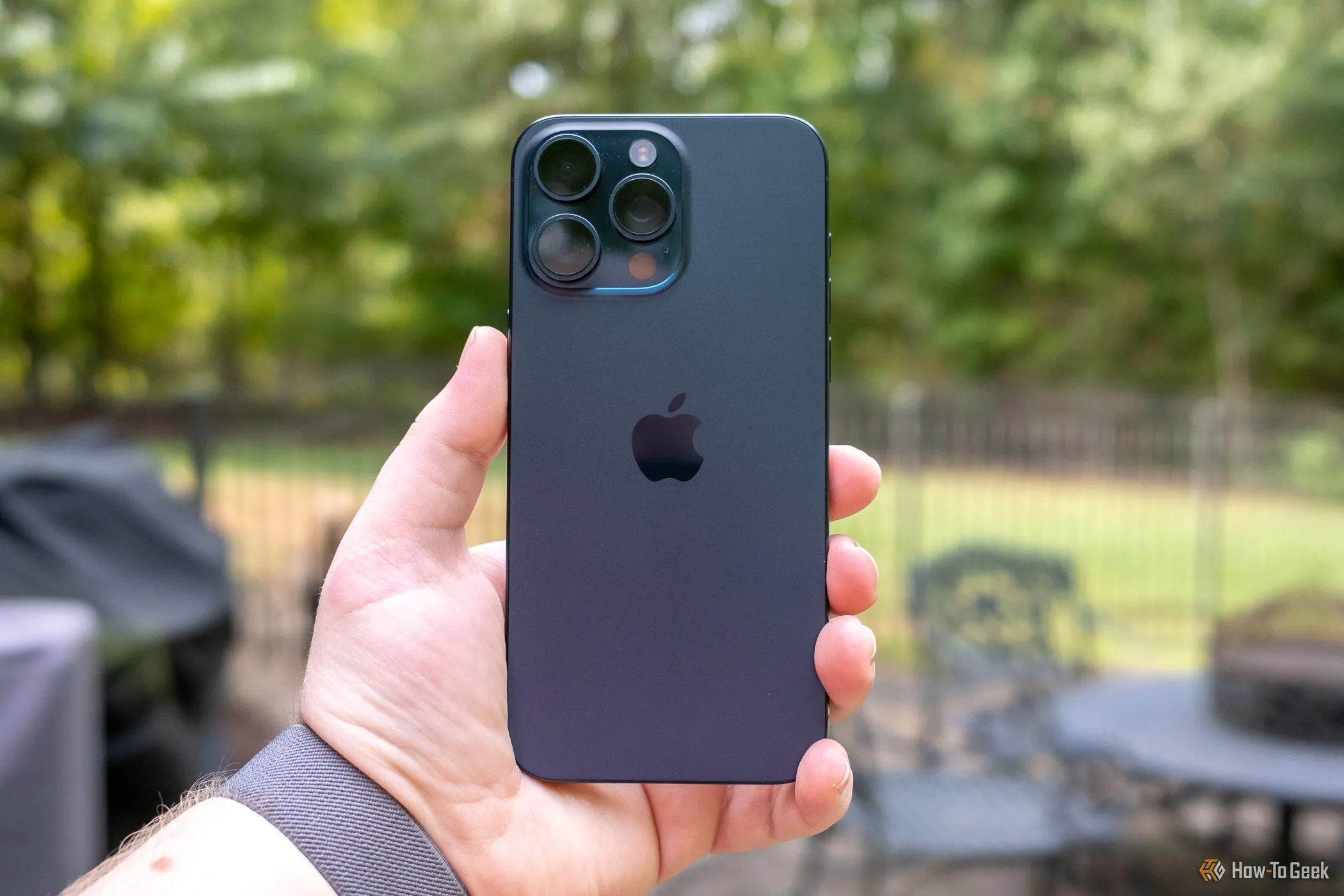 Người dùng cầm iPhone 15 Pro Max, nổi bật thiết kế và cụm camera sau, minh họa trải nghiệm thực tế.