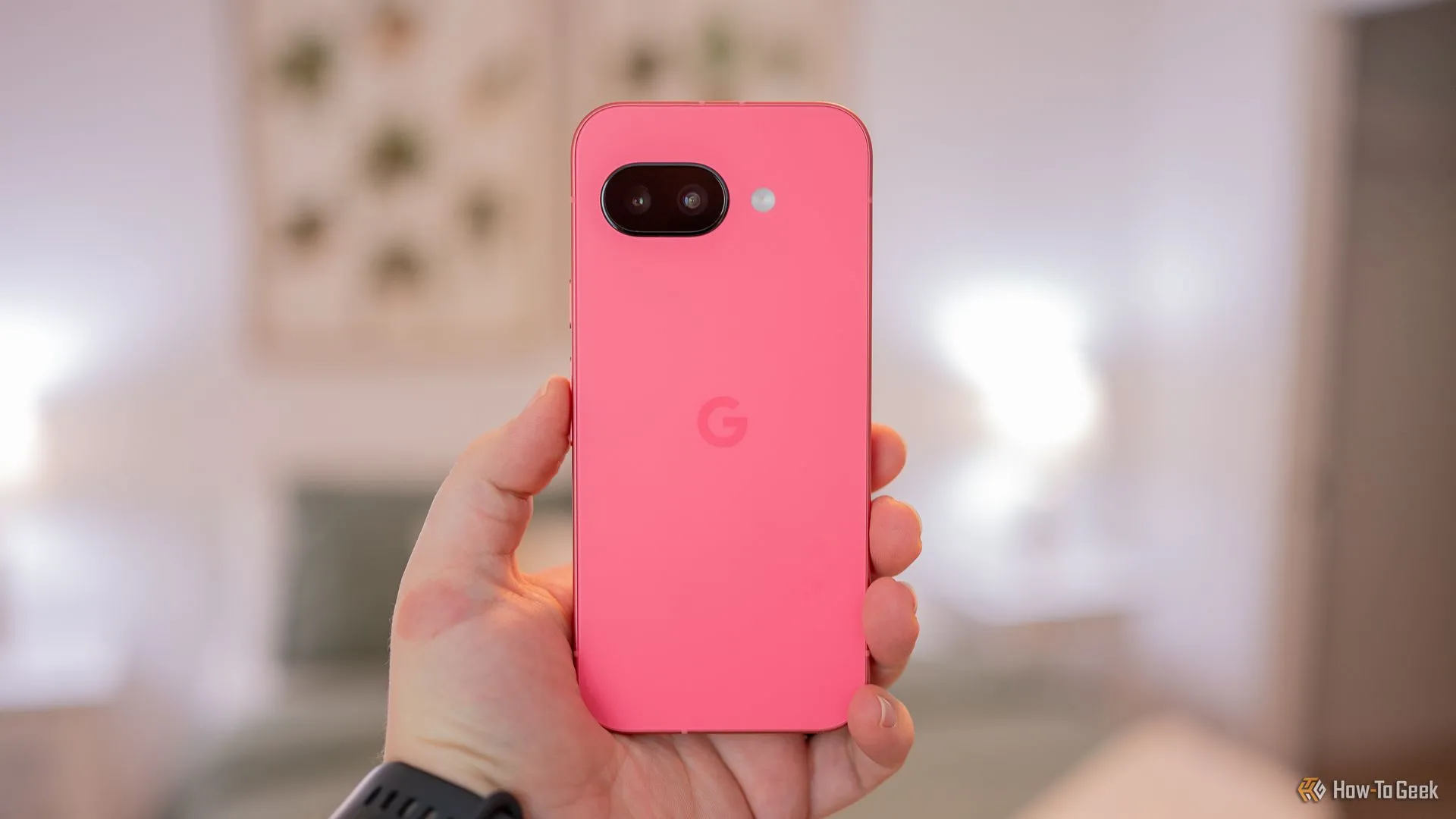 Người dùng cầm trên tay Google Pixel 9a, hiển thị mặt lưng và cụm camera đặc trưng.