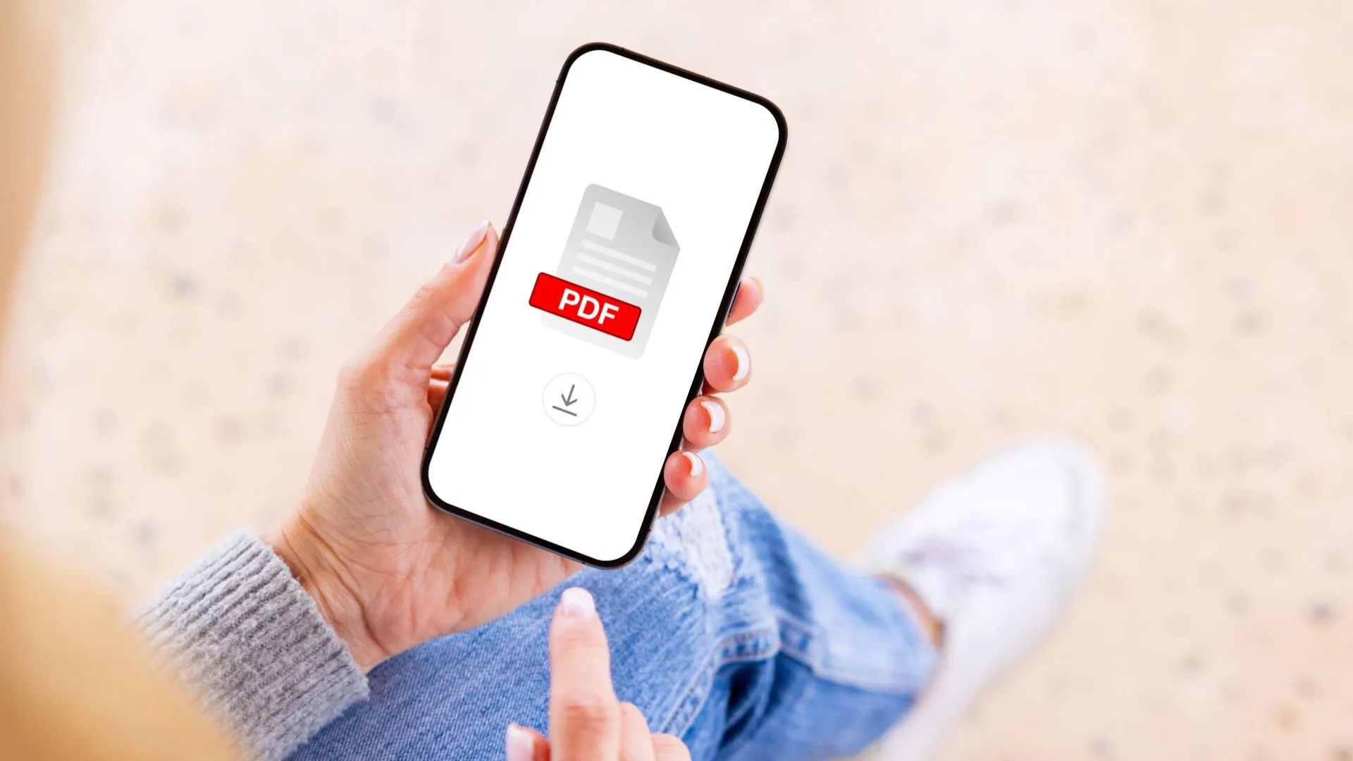 Người dùng đang cầm điện thoại di động hiển thị biểu tượng file PDF trên màn hình, tượng trưng cho những khó khăn khi xem PDF trên thiết bị cầm tay.
