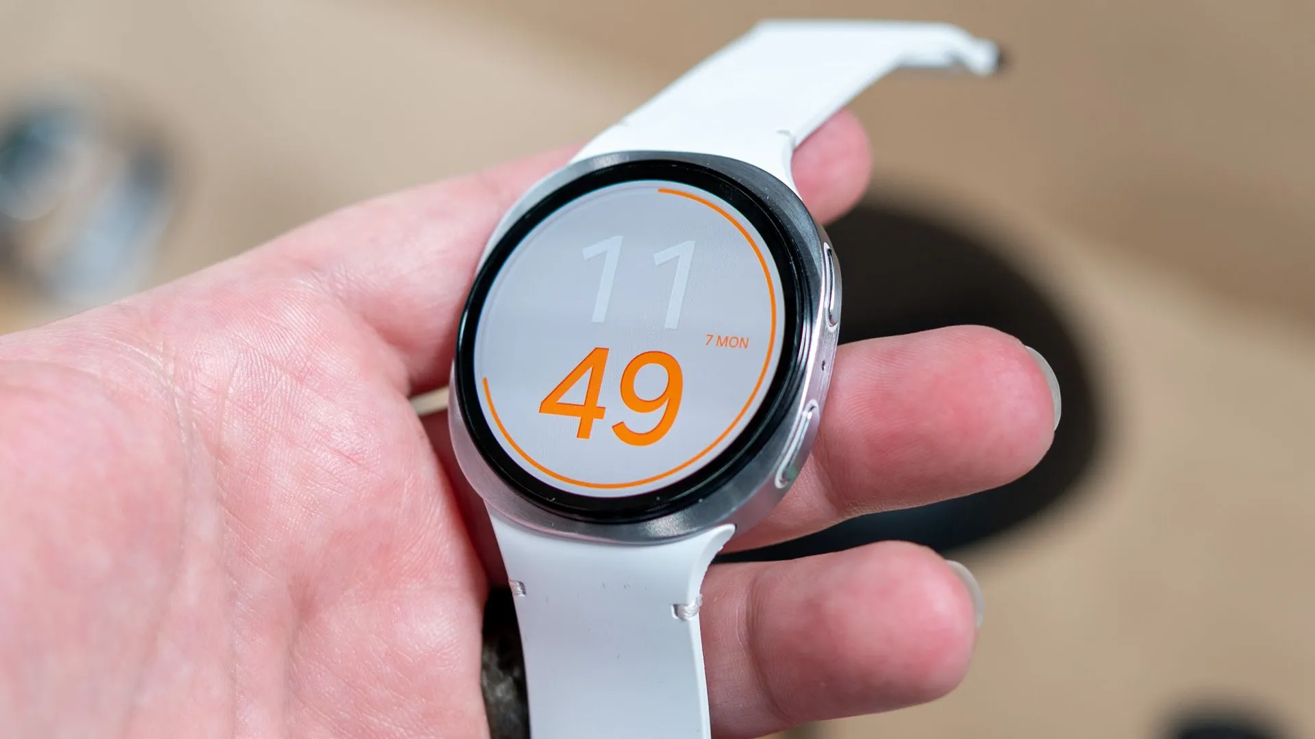 Người dùng đang cầm đồng hồ Samsung Galaxy Watch 8 trên tay, thể hiện kích thước và thiết kế tổng thể