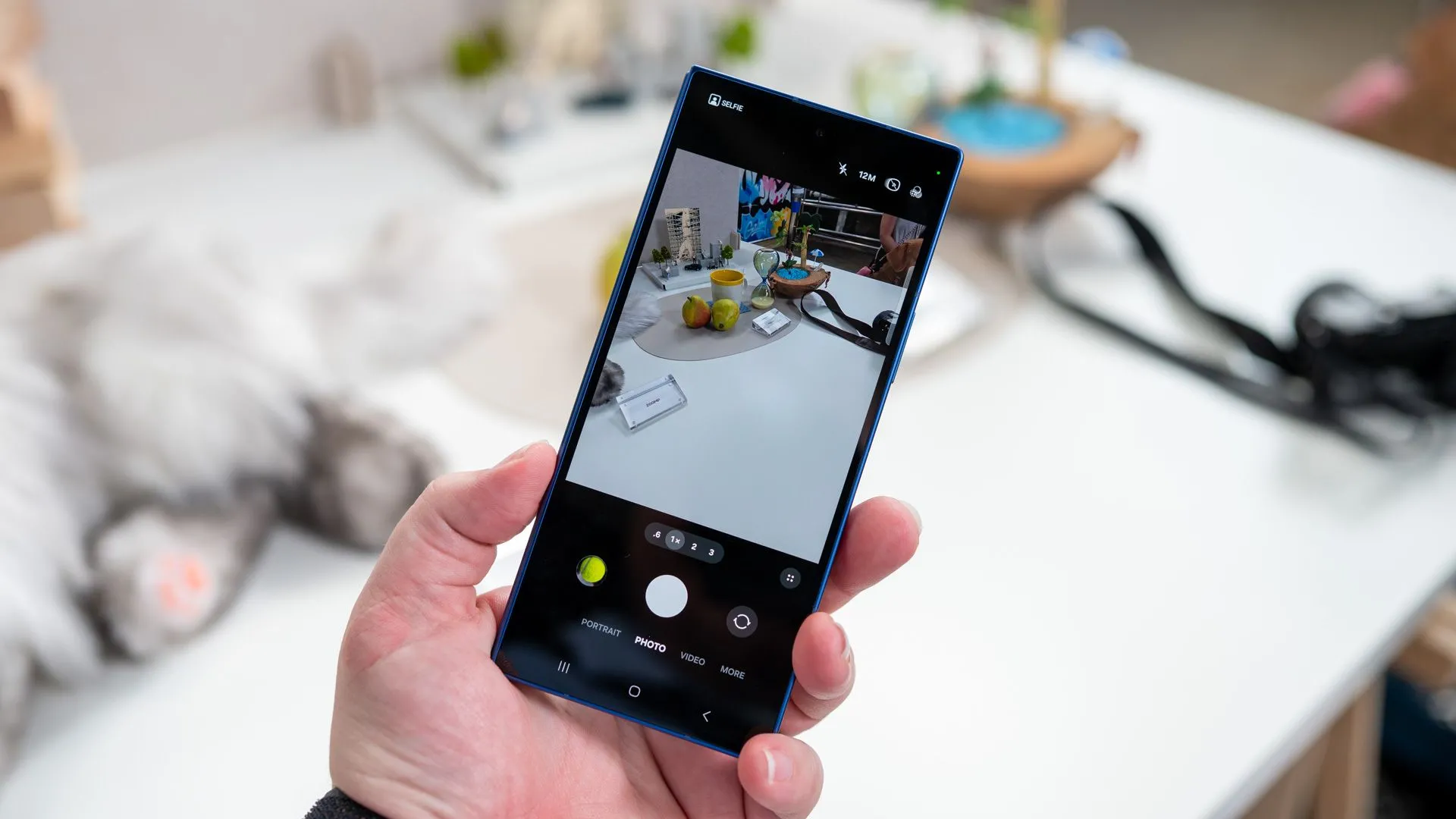 Người dùng đang cầm Galaxy Z Fold 7 ở chế độ gập, hiển thị ứng dụng camera với giao diện chụp ảnh