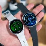 Người dùng đang cầm hai phiên bản Samsung Galaxy Watch 8 40mm và 44mm trên cổ tay