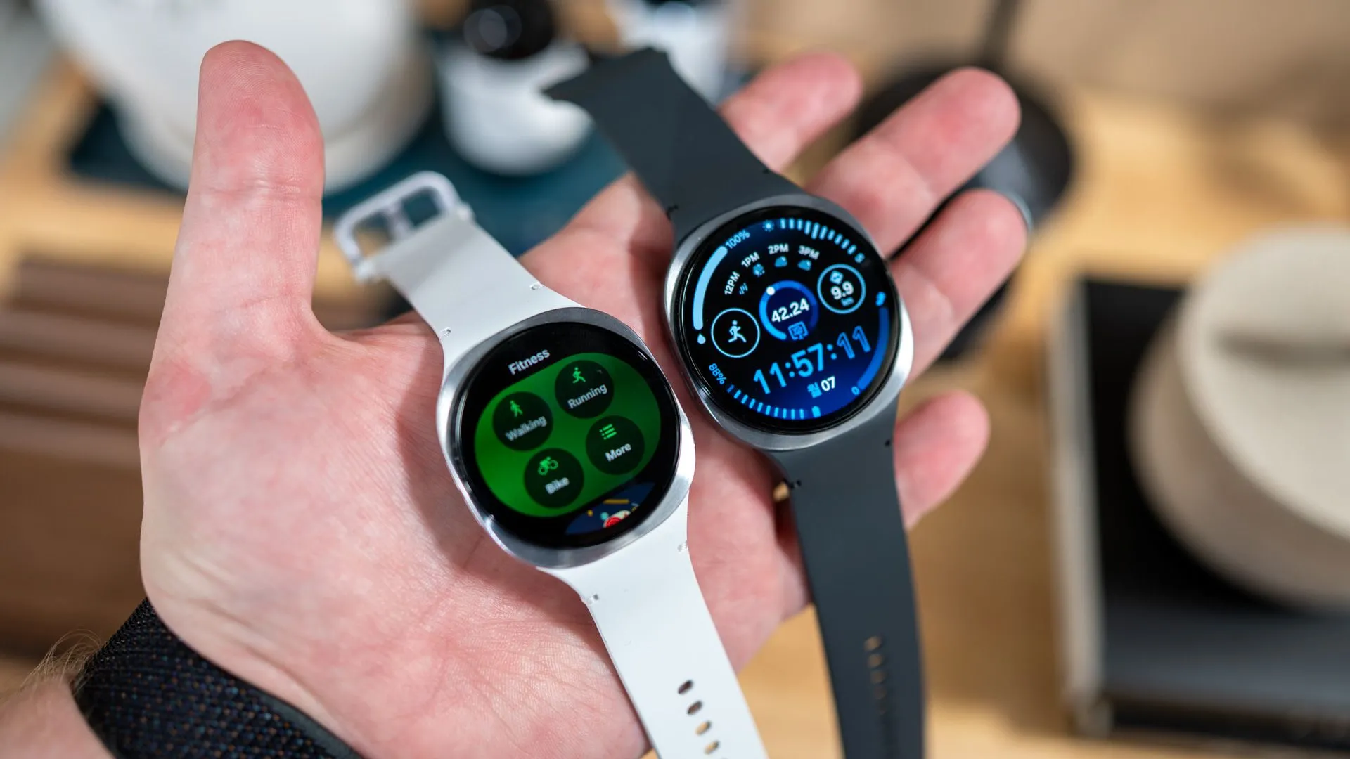 Người dùng đang cầm hai phiên bản Samsung Galaxy Watch 8 40mm và 44mm trên cổ tay