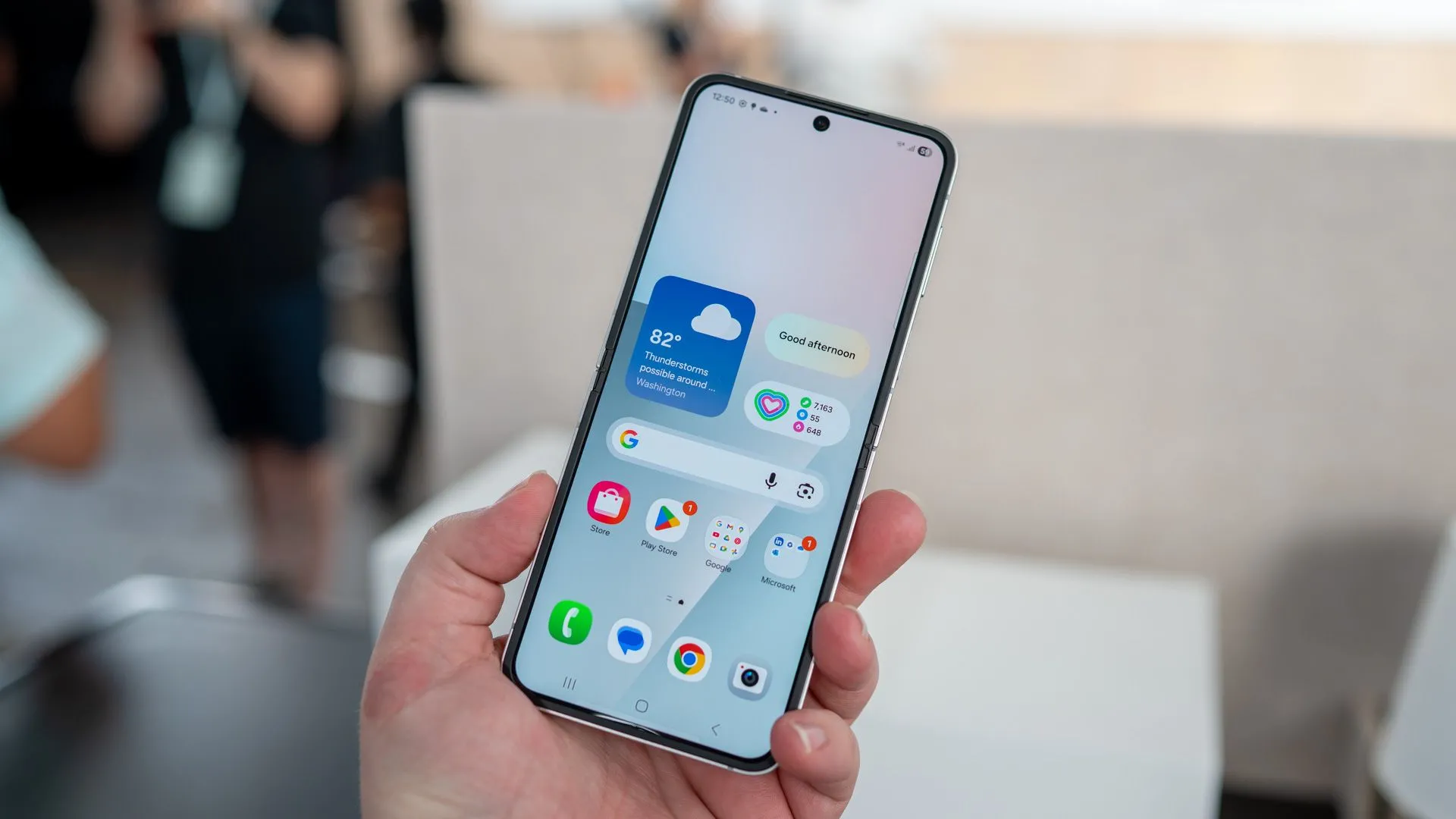 Người dùng đang thao tác trên màn hình chính của Galaxy Z Flip 7 FE khi mở hoàn toàn.
