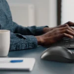 Người dùng đang trải nghiệm gõ phím trên bàn phím công thái học Incase Compact