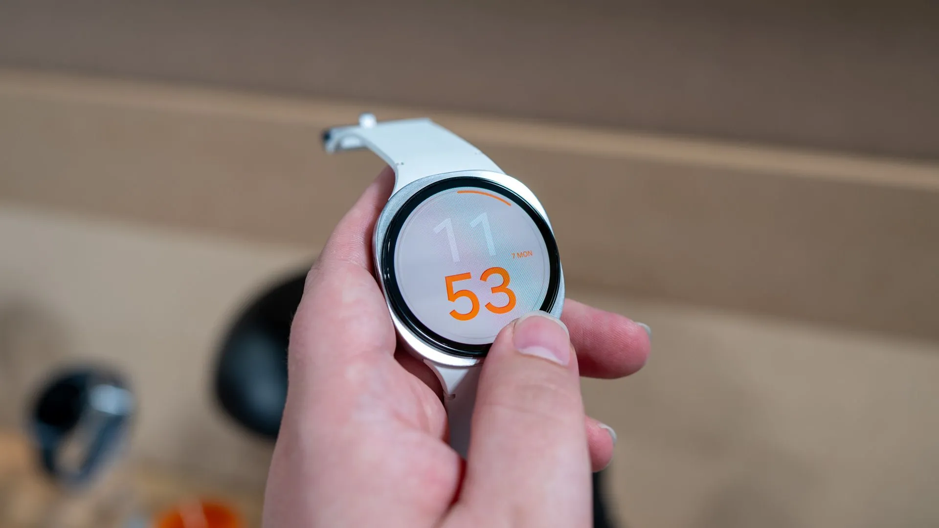 Người dùng thao tác với viền xoay cảm ứng kỹ thuật số trên Samsung Galaxy Watch 8