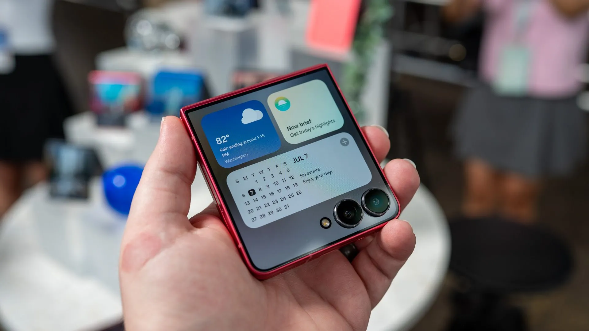 Người dùng trải nghiệm các widget tiện ích trên màn hình phụ FlexWindow của Galaxy Z Flip 7.