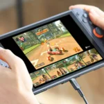 Người dùng trải nghiệm Nintendo Switch 2 ở chế độ cầm tay với giao diện quen thuộc