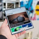Người dùng trải nghiệm Samsung Galaxy Z Fold 7 với màn hình gập mở rộng hiển thị giao diện web.
