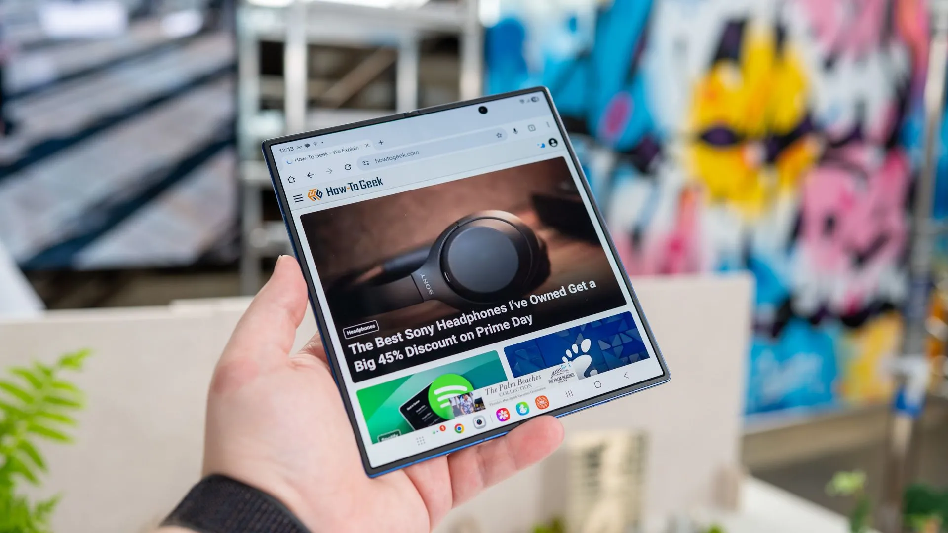 Người dùng trải nghiệm Samsung Galaxy Z Fold 7 với màn hình gập mở rộng hiển thị giao diện web.