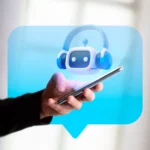 Người dùng tương tác với bot AI trên điện thoại, minh họa cách bot mạng xã hội hoạt động tự động.