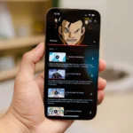 Người dùng xem phim trên điện thoại thông minh, minh họa cho việc streaming bị bóp băng thông