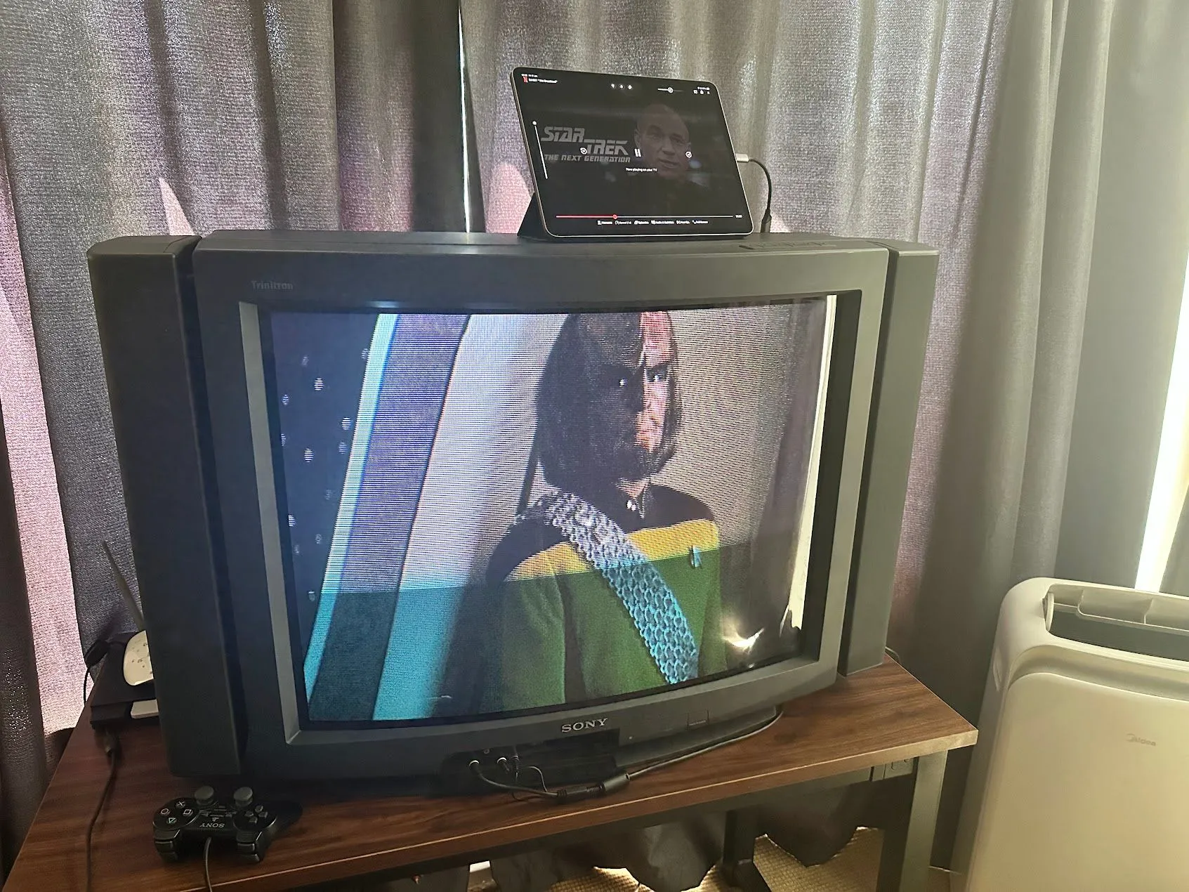 Người dùng xem Star Trek trên TV CRT cũ bằng iPad, gợi nhớ thời TV dùng ăng-ten