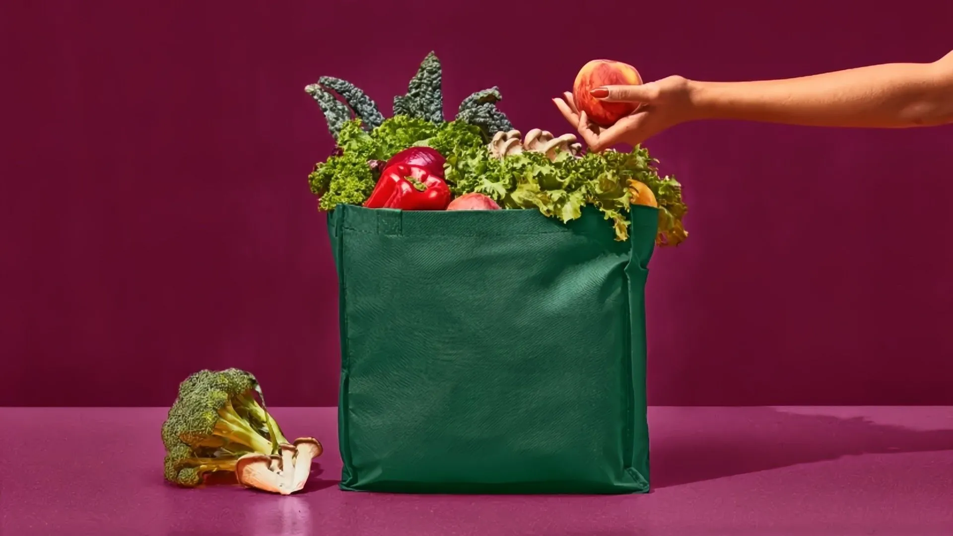Người mua sắm đang chọn trái cây, minh họa dịch vụ giao hàng tạp hóa qua Instacart