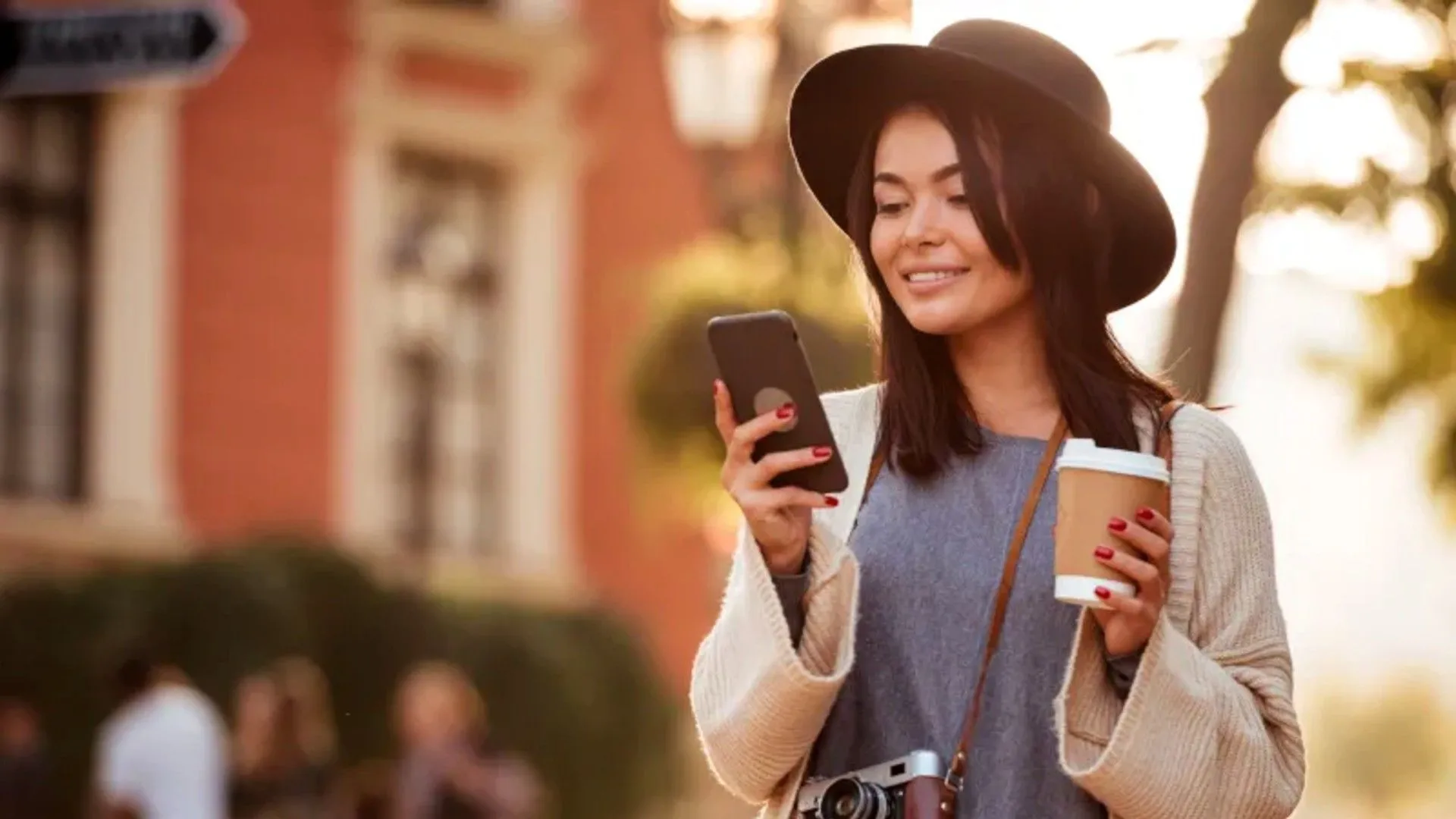 Người phụ nữ sử dụng điện thoại để kiếm tiền từ ứng dụng Swagbucks trong thời gian rảnh