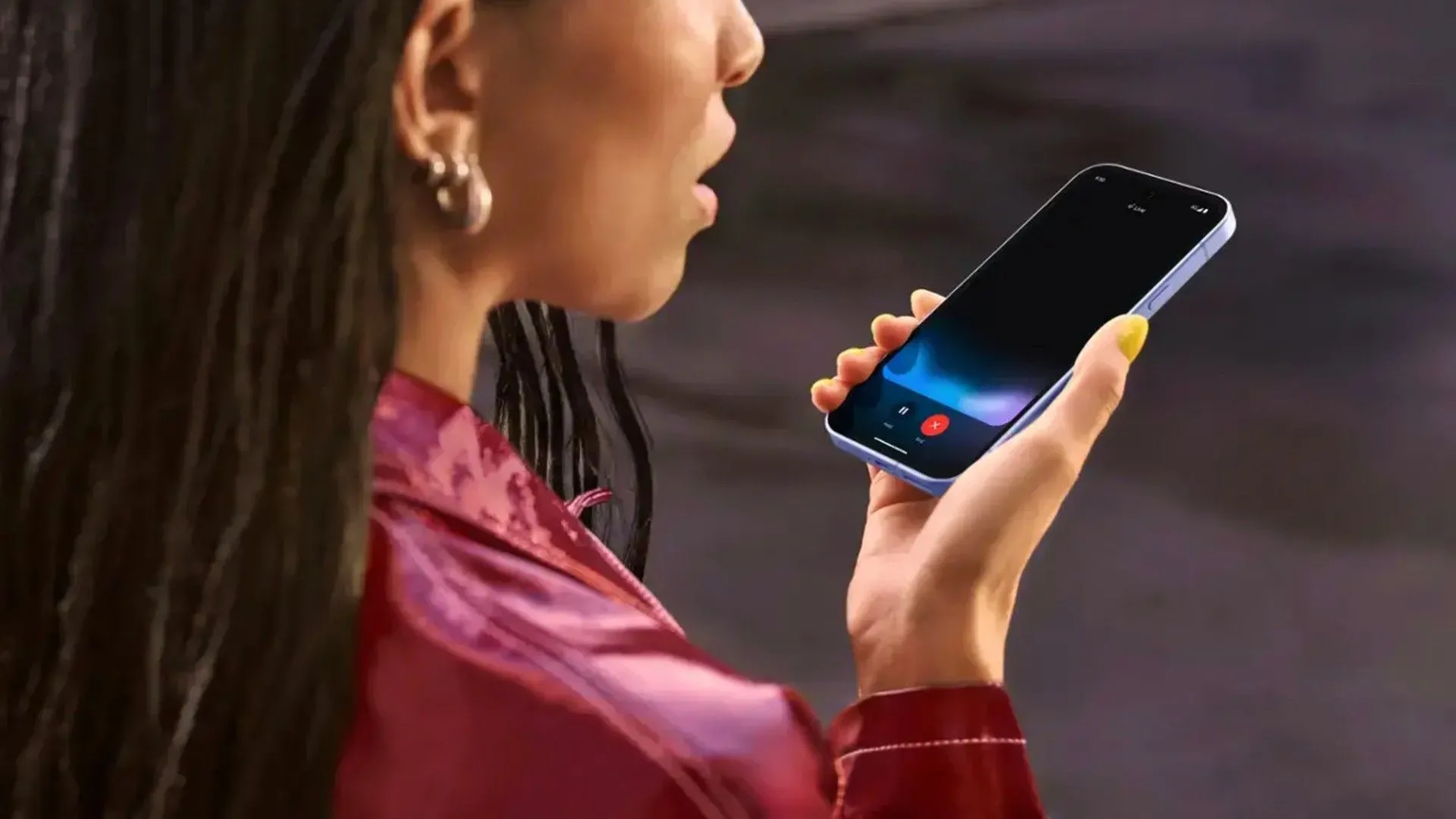 Người phụ nữ tương tác và sử dụng tính năng trợ lý giọng nói trên Google Pixel 9a