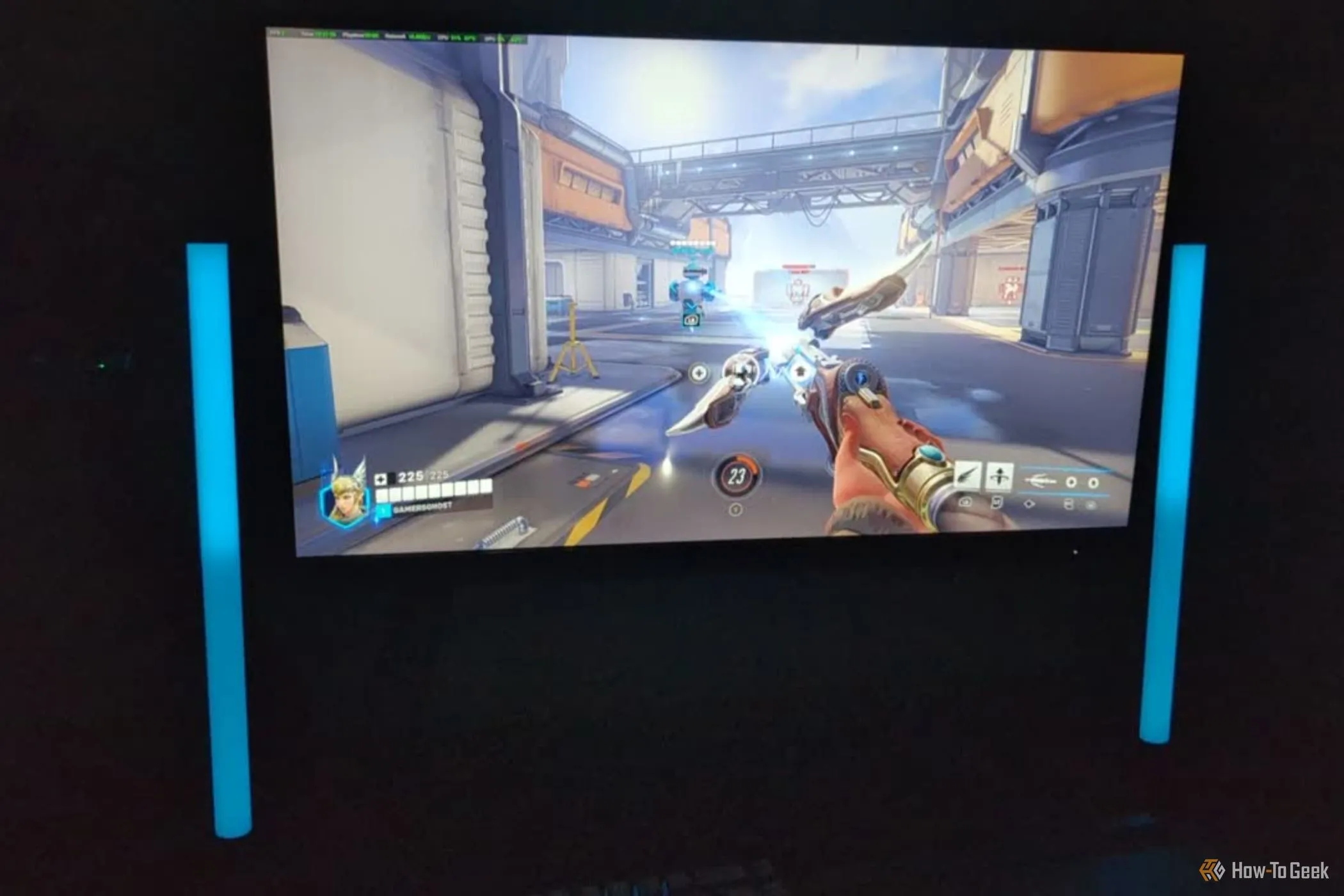 Nhân vật Mercy đang hồi máu trong game Overwatch 2, minh họa cho việc phân tích gameplay các trận đấu nhiều người chơi để cải thiện chiến thuật.