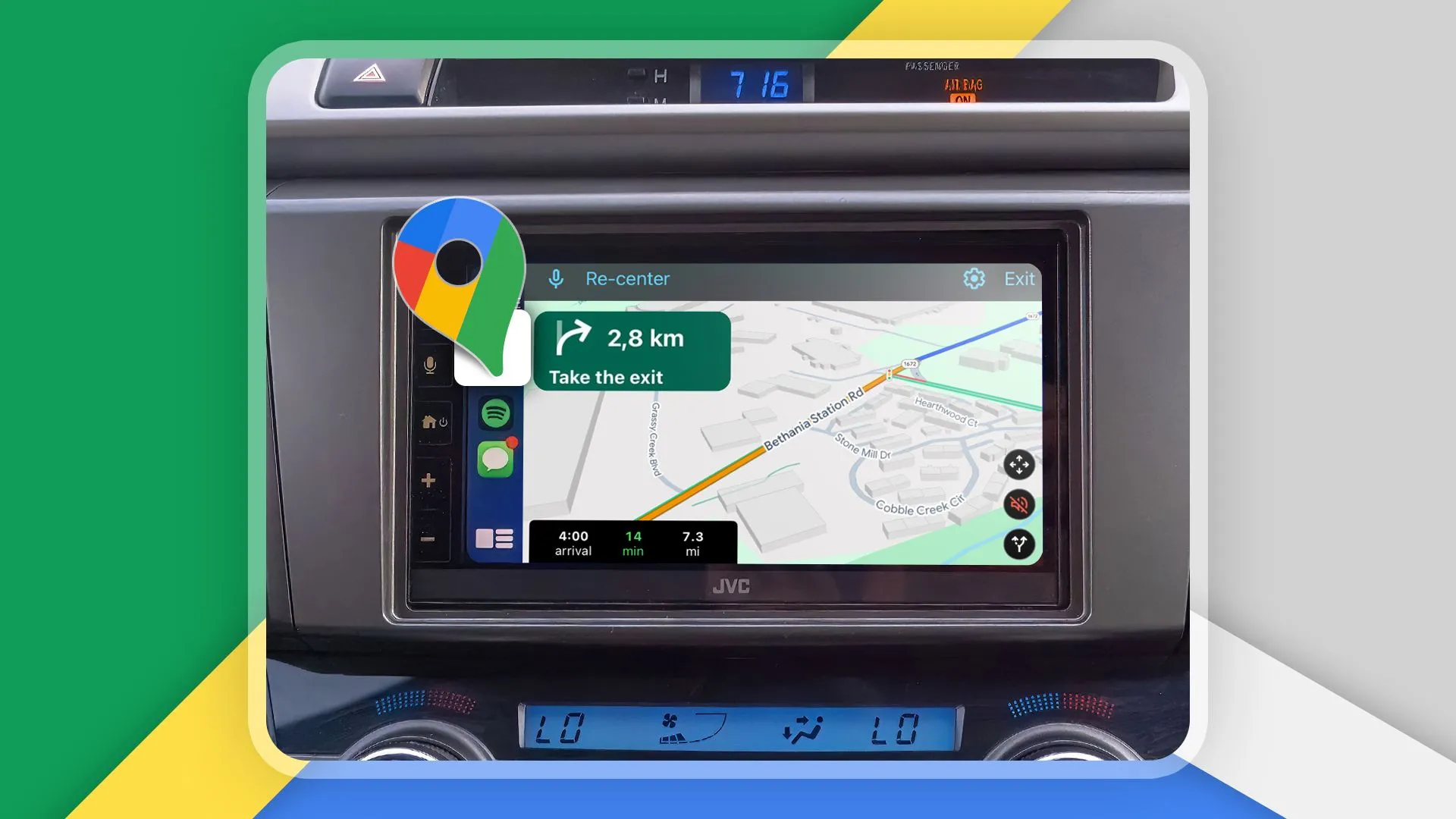 Nội thất ô tô hiện đại với màn hình hiển thị Apple CarPlay và Google Maps đang hoạt động