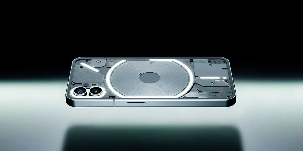 Nothing Phone (1) với chuẩn kháng nước bụi IP53, minh chứng cho việc độ bền thực tế đôi khi vượt xa thông số.