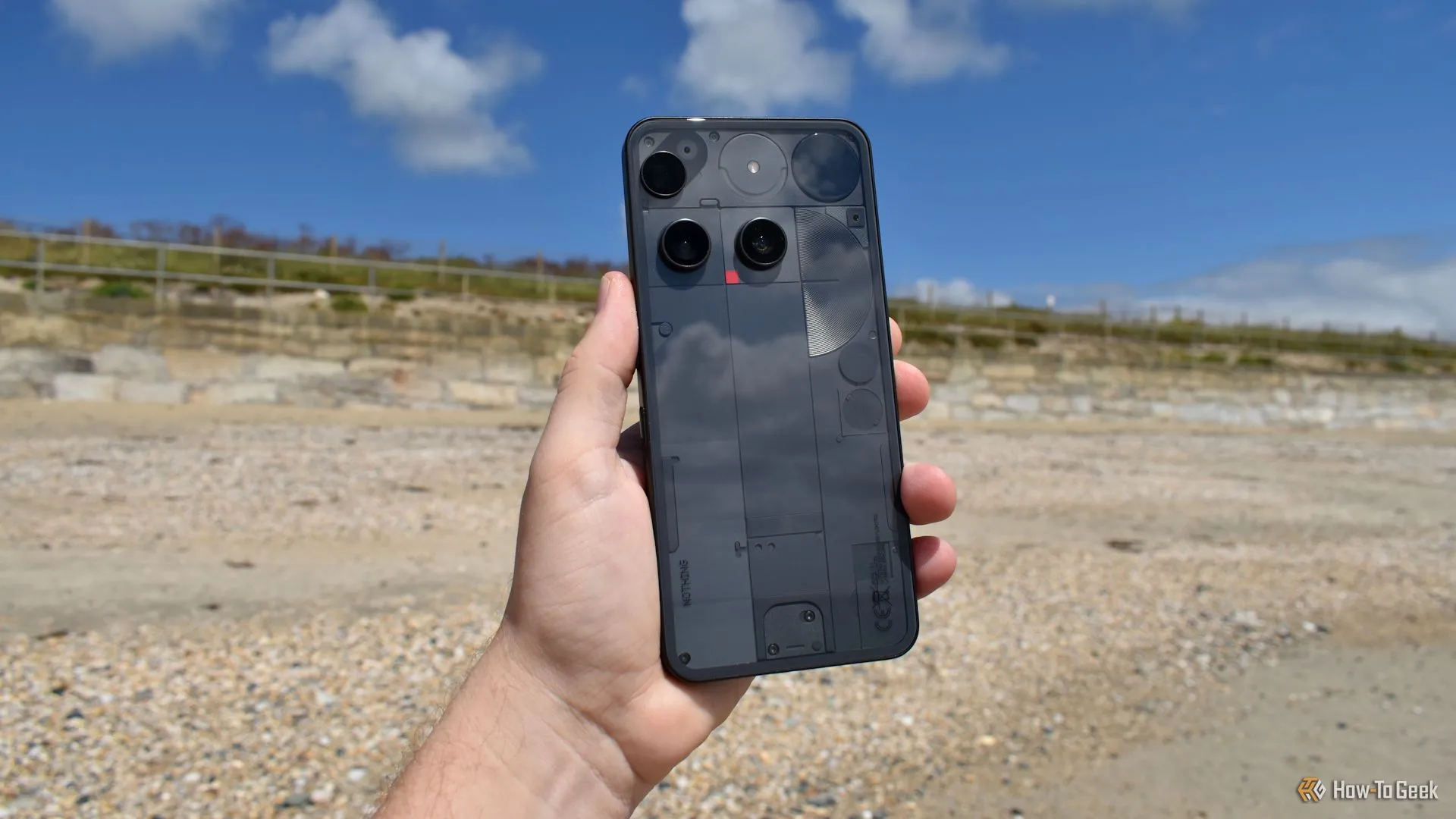 Nothing Phone 3 trên tay tại bãi biển, thể hiện trải nghiệm sử dụng thực tế của người dùng