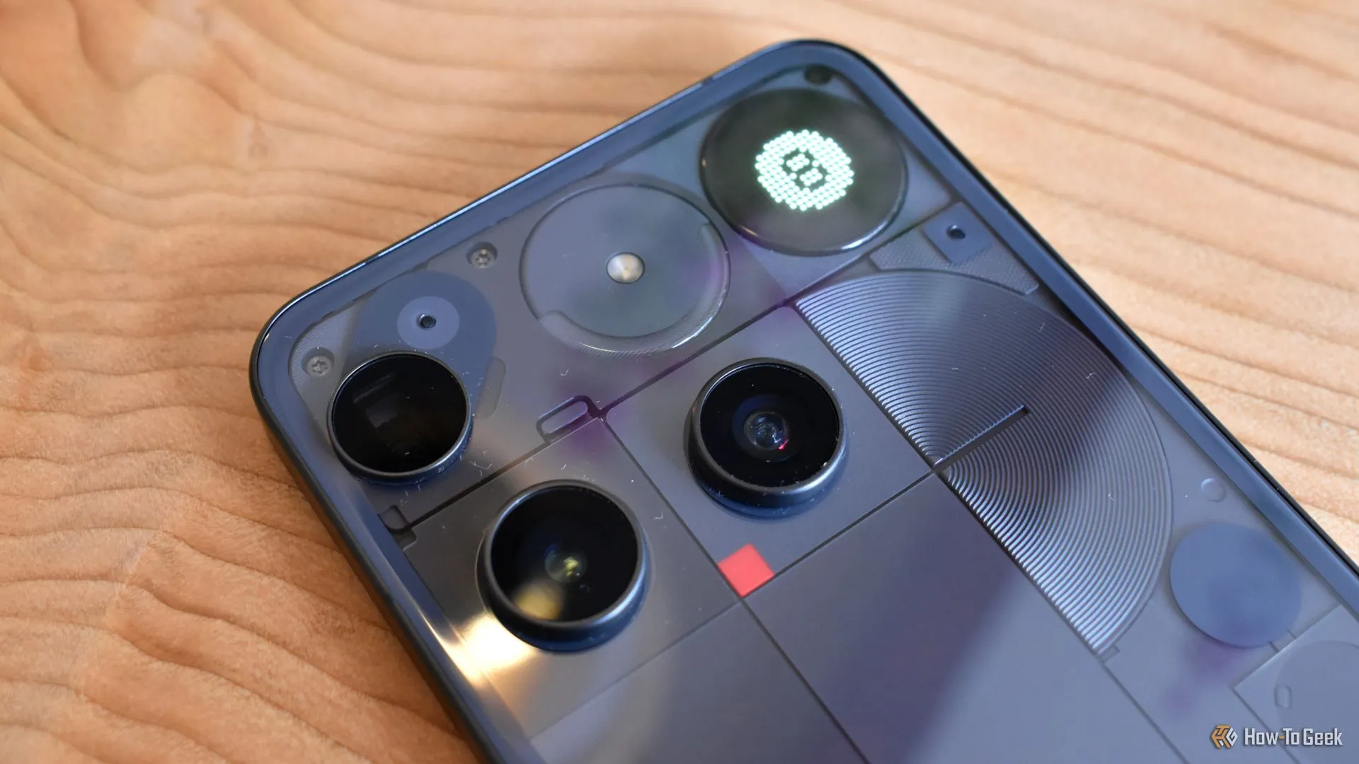 Nothing Phone 3 với Glyph Matrix đang chơi trò &quot;Magic 8 Ball&quot;, minh họa các Glyph Toys mới