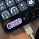 Now Bar hiển thị thông báo trên màn hình ngoài của Samsung Galaxy Z Flip 7, minh họa sự tiện lợi của tính năng mới One UI 8.