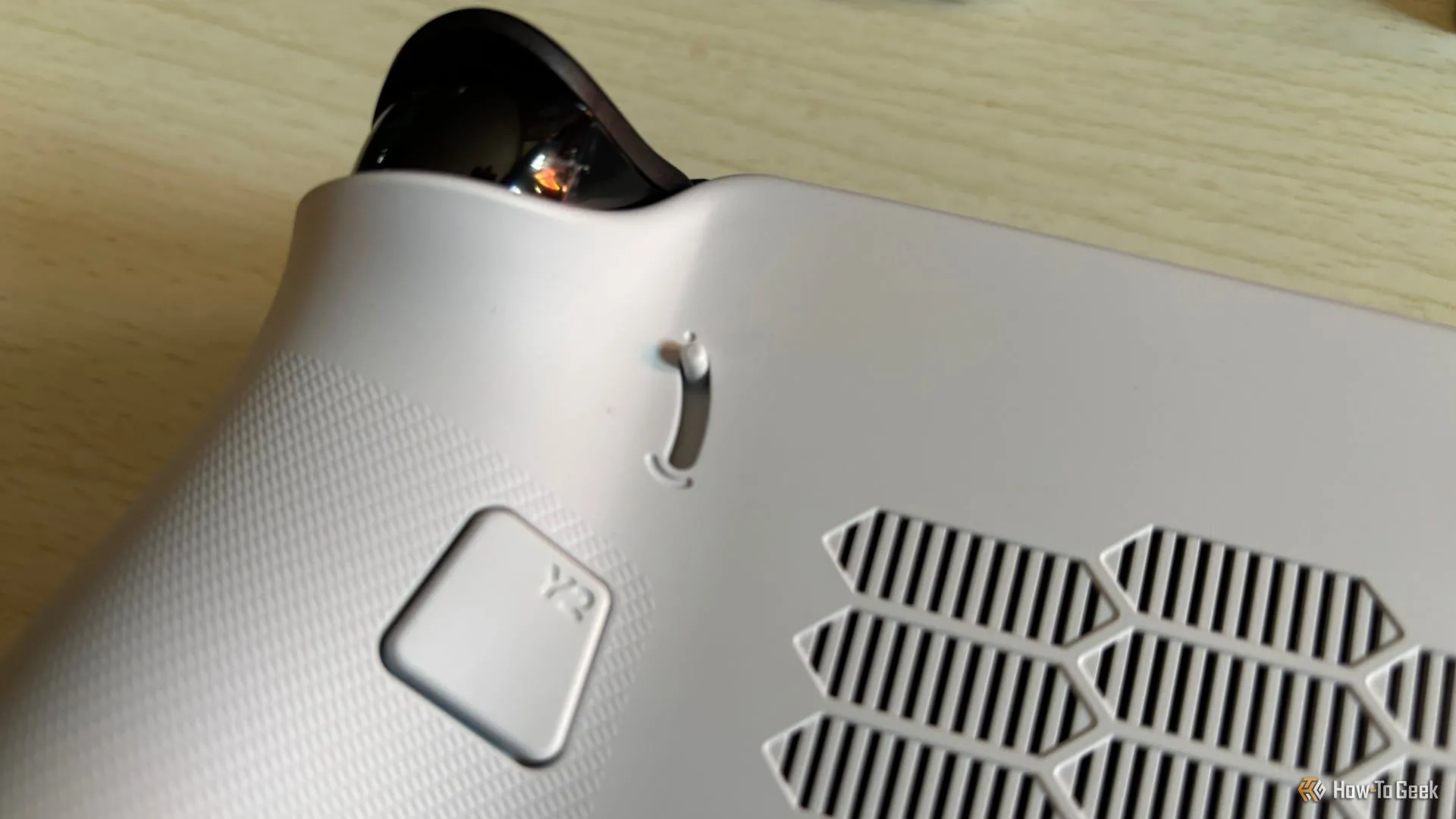 Nút điều chỉnh Y2 và R2 nằm ở mặt sau của máy chơi game Lenovo Legion Go S, thể hiện khả năng tùy chỉnh.