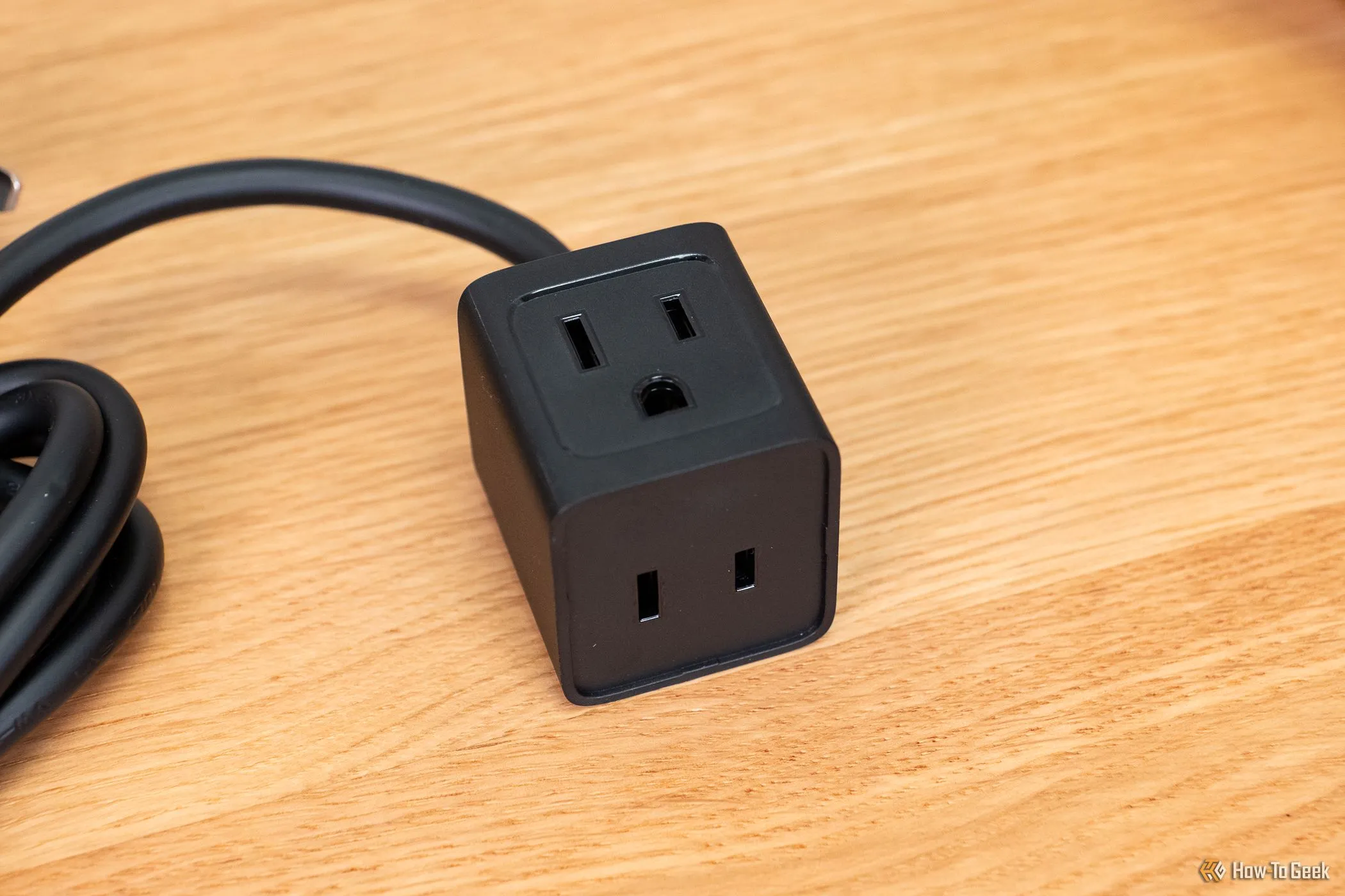 Ổ cắm điện di động Baseus PowerCombo Mini 5-in-1 67W, giải pháp lý tưởng cho việc sạc đa thiết bị khi du lịch.