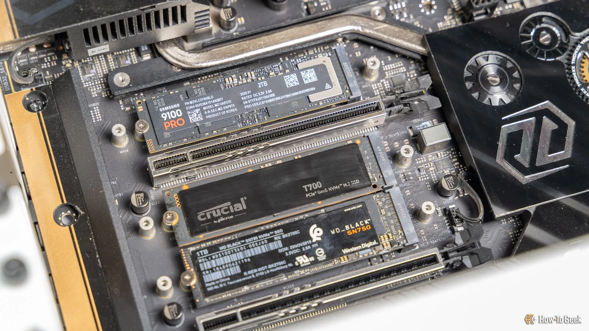 Ổ cứng SSD NVMe Samsung 9100 PRO được lắp đặt trên bo mạch chủ cùng các ổ M.2 khác, minh họa giải pháp lưu trữ tốc độ cao.