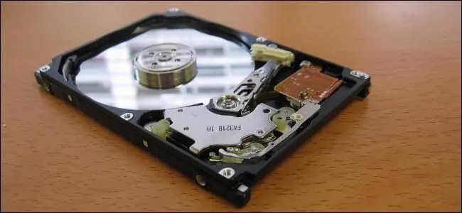Ổ đĩa cứng (HDD) đã tháo rời, minh họa khái niệm tiết kiệm dung lượng khi vô hiệu hóa bộ nhớ đệm Firefox.
