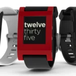 Pebble smartwatch đời đầu với màn hình e-paper đen trắng, khởi nguồn thành công Kickstarter.