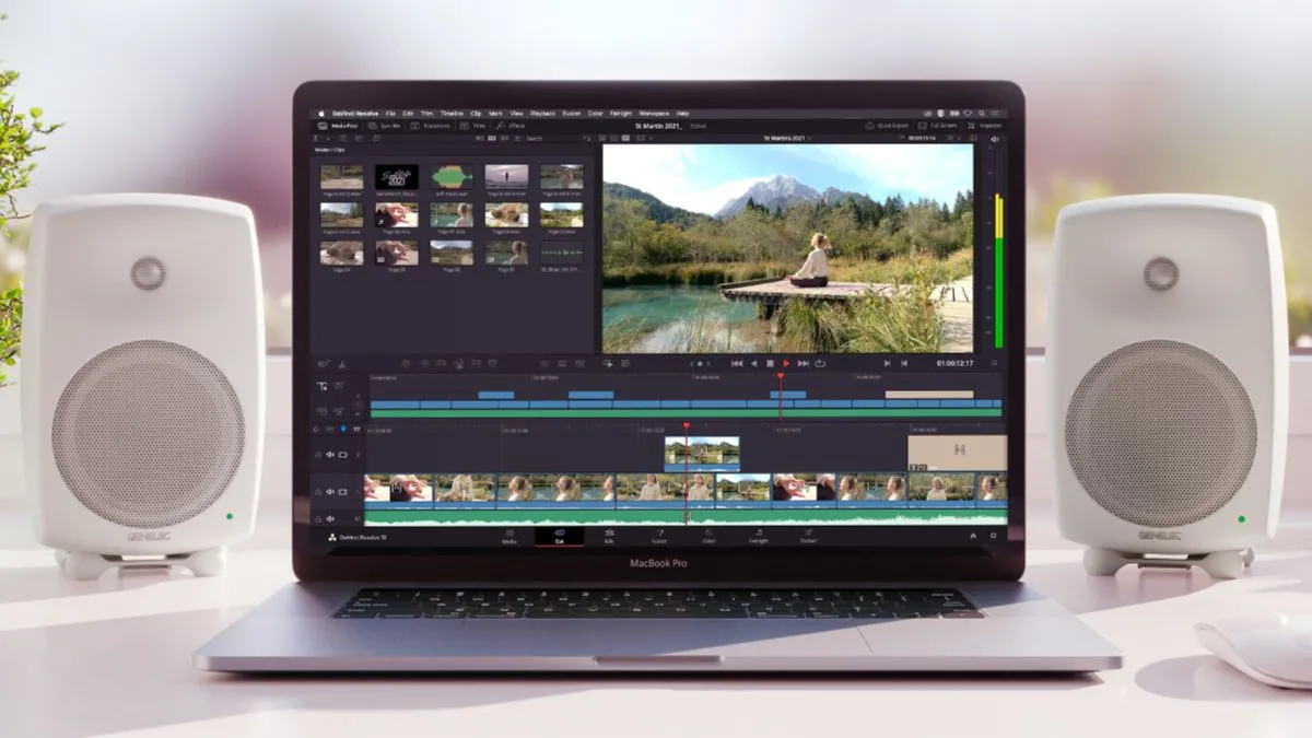 Phần mềm chỉnh sửa video chuyên nghiệp DaVinci Resolve đang chạy trên máy tính MacBook Pro, hiển thị giao diện biên tập timeline và các công cụ hiệu chỉnh màu sắc.