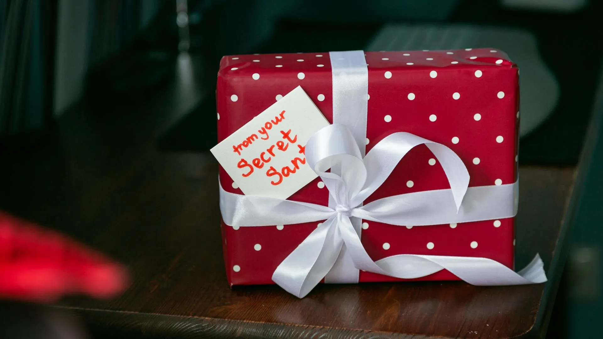Quà tặng Secret Santa trên bàn, tượng trưng cho các chương trình trao đổi quà online cần cảnh giác.