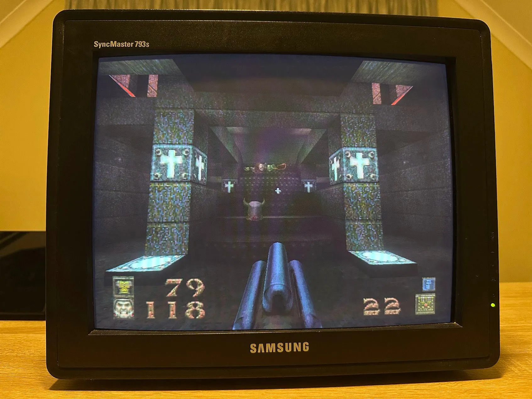 Quake chạy trên màn hình CRT, minh chứng cho công nghệ đồ họa 3D thực thụ của Id Tech 2
