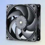 Quạt Phanteks T30 với cánh quạt dày, màu đen, nổi bật trên nền xanh mờ.