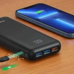 Sạc dự phòng Charmast đang cấp nguồn cho điện thoại trên bàn, minh họa việc sử dụng sạc dự phòng.