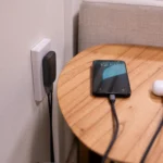 Sạc tường Satechi 67W Slim đang sạc điện thoại, minh họa sự tiện lợi của sạc có dây truyền thống.