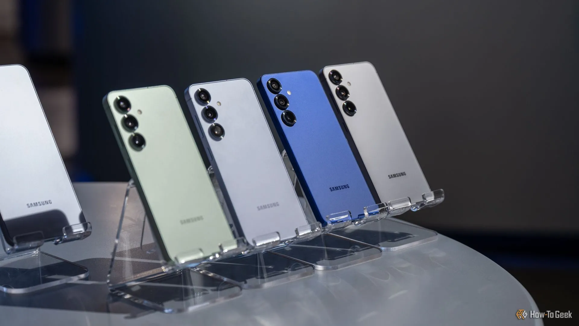 Samsung Galaxy S25+ trưng bày với nhiều tùy chọn màu sắc.