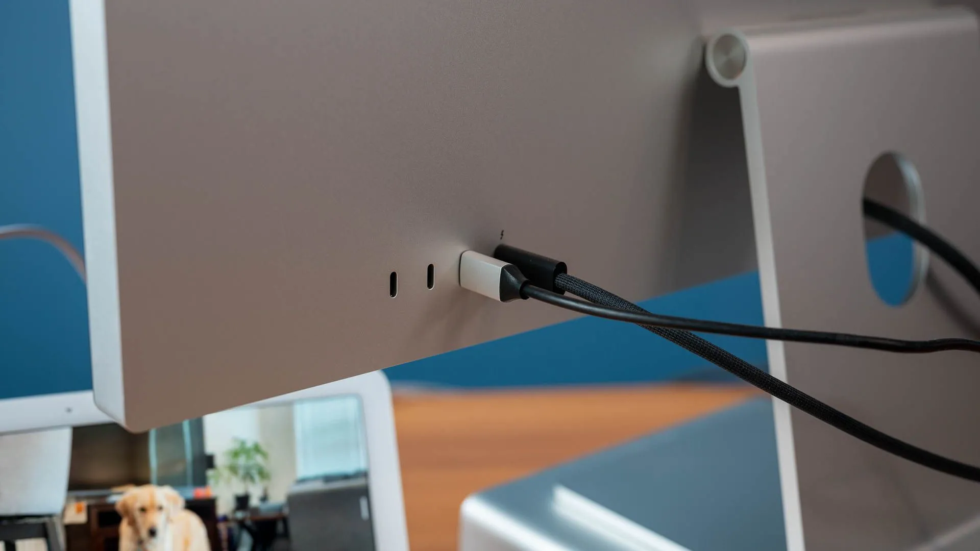 Satechi Type-C Monitor Stand Hub kết nối với Apple Studio Display, minh họa khả năng mở rộng cổng kết nối.