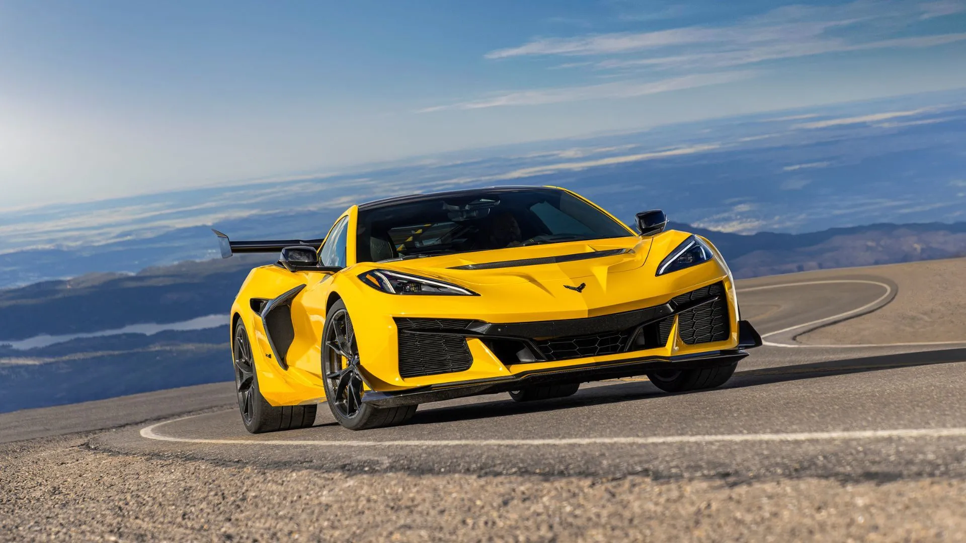 Siêu xe Chevrolet Corvette ZR1 2025 màu đỏ thể thao đang di chuyển trên đường, chuẩn bị đi vào sản xuất hàng loạt.