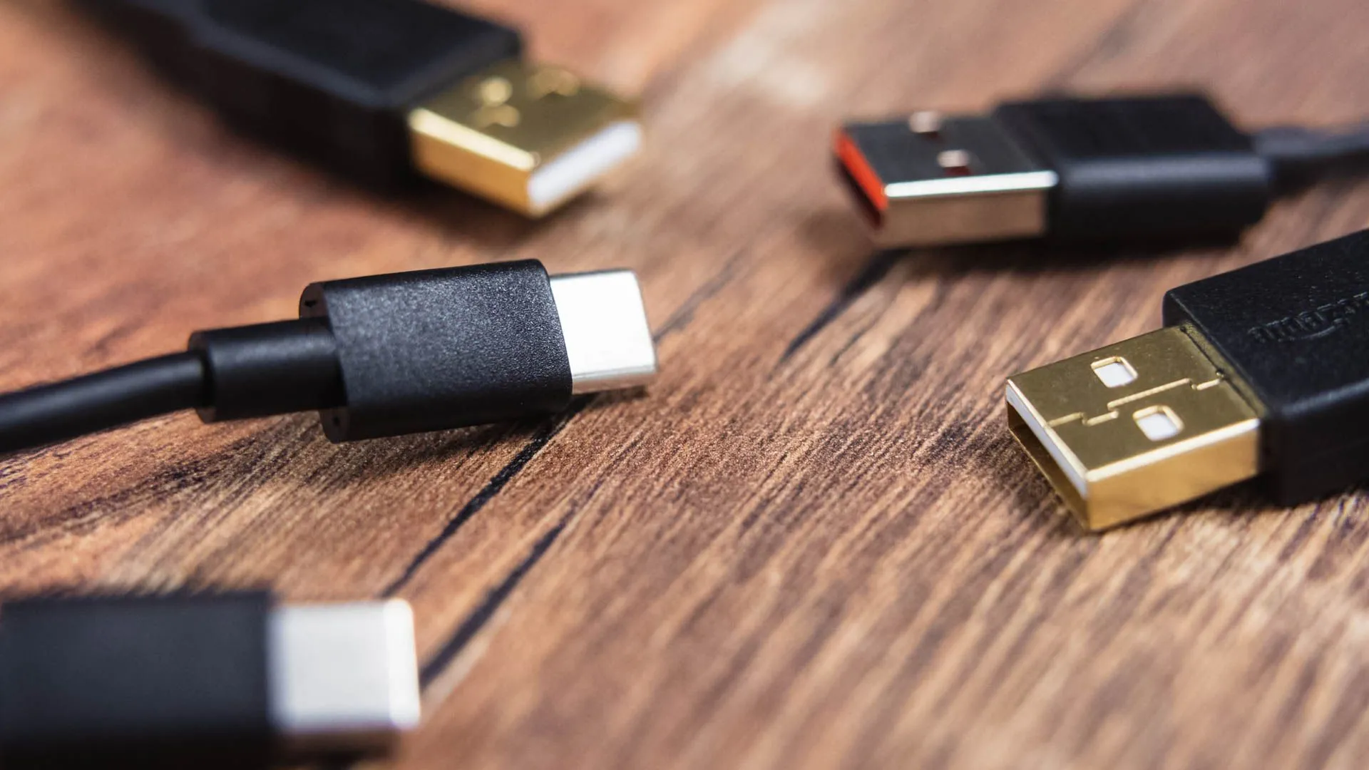 So sánh đầu nối cáp sạc USB-A và USB-C, minh họa sự phức tạp khi phân biệt các loại cáp chỉ bằng cách nhìn vào phần đầu cắm.