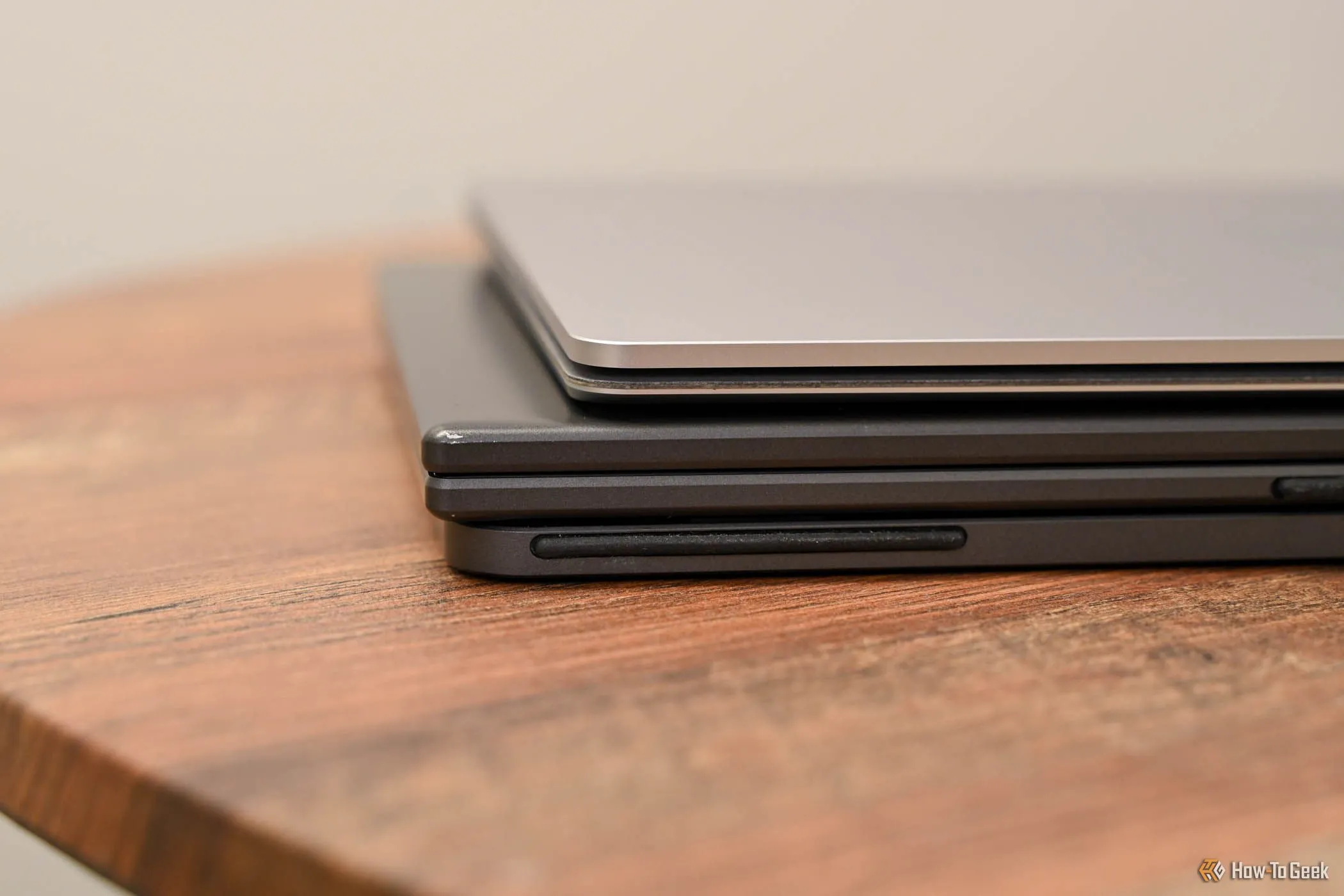 So sánh độ dày của màn hình di động Acer PD163Q với một chiếc laptop.