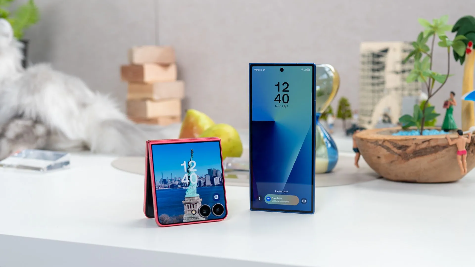 So sánh kích thước điện thoại Samsung Galaxy Z Fold 7 đang mở và Galaxy Z Flip 7 đang gập, đặt cạnh nhau trên bàn