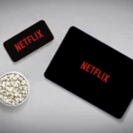 So sánh trải nghiệm xem Netflix trên điện thoại thông minh và máy tính bảng màn hình lớn, với tô bỏng ngô bên cạnh để minh họa trải nghiệm giải trí tốt hơn.