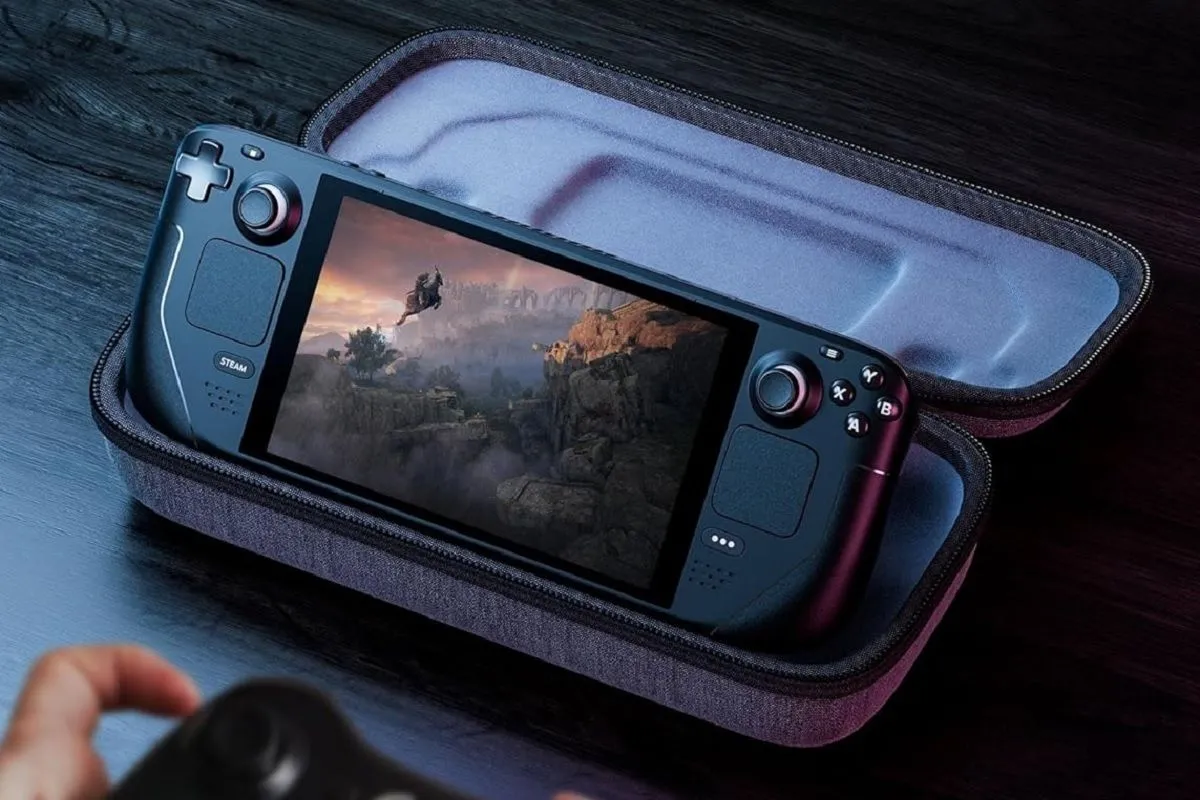Steam Deck được đặt bên trong túi đựng JSAUX Carrying Case, với hình ảnh game Elden Ring trên màn hình